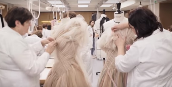 Így készült a Dior makramé ruhája 2019SS - ujdonsagok -