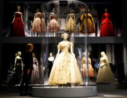 Így készült a Victoria & Albert Museum Dior kiállítása - kiallitas, ujdonsagok -