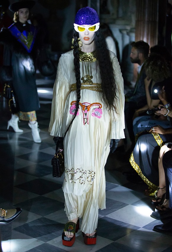 A Gucci a nők szabad döntésjoga  mellett kampányolt bemutatójával - ujdonsagok -