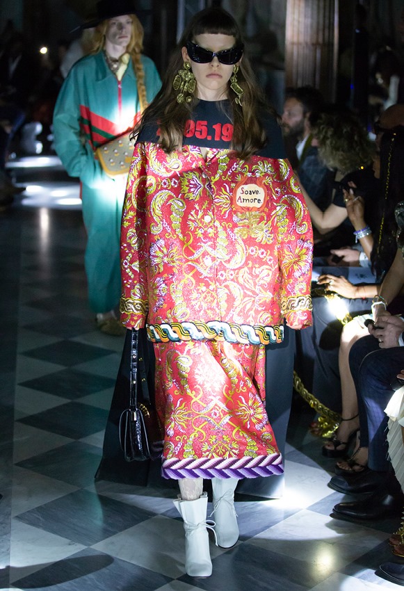 A Gucci a nők szabad döntésjoga  mellett kampányolt bemutatójával - ujdonsagok -
