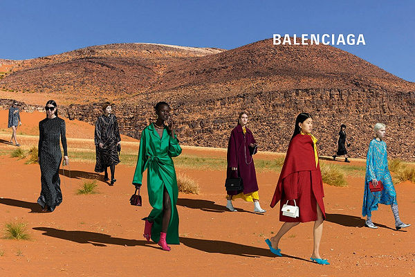 Balenciaga 2019 őszi kampányát Jean-Pierre Attal fotózta - oszi-es-teli-divat, ujdonsagok -