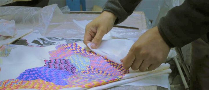 Így készül a Hermès selyemkendőjének különleges festése - ujdonsagok -