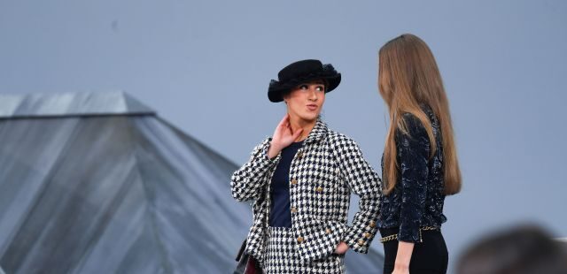Humorista ugrott a modellek közé a nézőtérről Chanel bemutatóján - fashion-week -