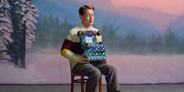 Macaulay Culkin karácsonyi zokni reklámban tűnik fel - ujdonsagok -