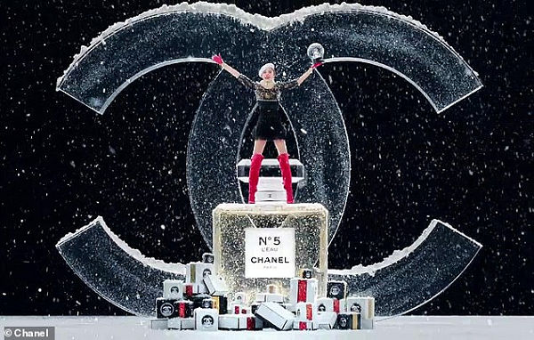 Lily-Rose Depp a Chanel 5 karácsonyi reklámjában cukiskodik - parfum-2, beauty-szepsegapolas -