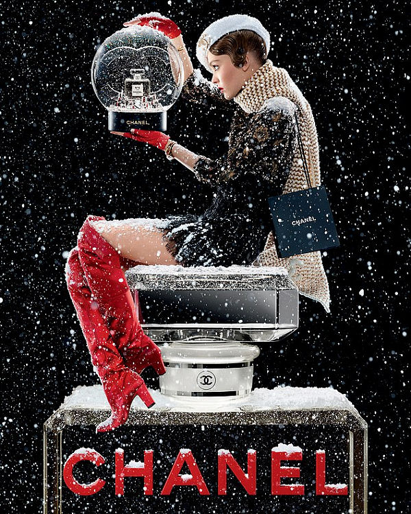 Lily-Rose Depp a Chanel 5 karácsonyi reklámjában cukiskodik - parfum-2, beauty-szepsegapolas -