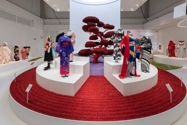 Kimono Kyoto to Catwalk címmel kiállítás nyílt a londoni V&A-ben - kiallitas, ajanlo -