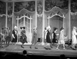 Divatbemutató az Operettszínházban a negyvenes évekből - retro, ujdonsagok -