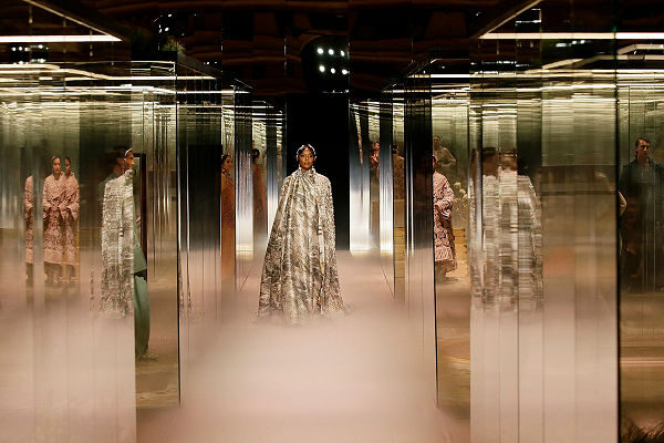 Demi Moore nyitotta meg Fendi haute couture showját - fashion-week -