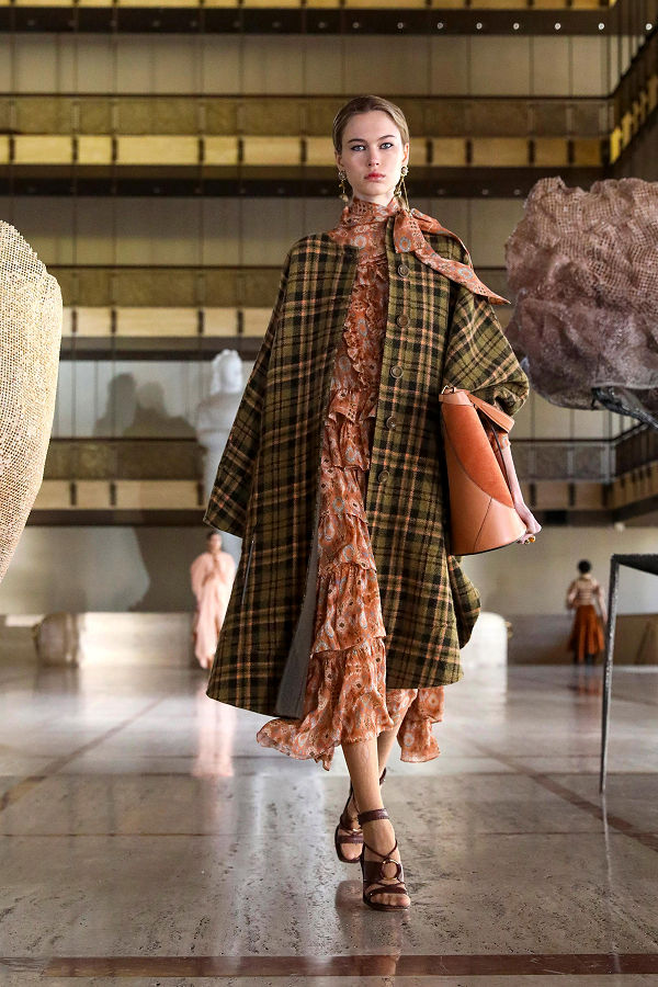 A nyolcvanas évek elejére repít Ulla Johnson 2021 ősz-téli kollekciója - fashion-week -