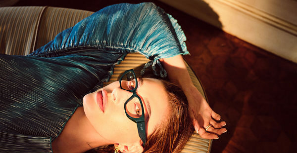 Hailey Bieber és a Vogue Eyewear közös kollekciója köszönti a tavaszt - ujdonsagok -