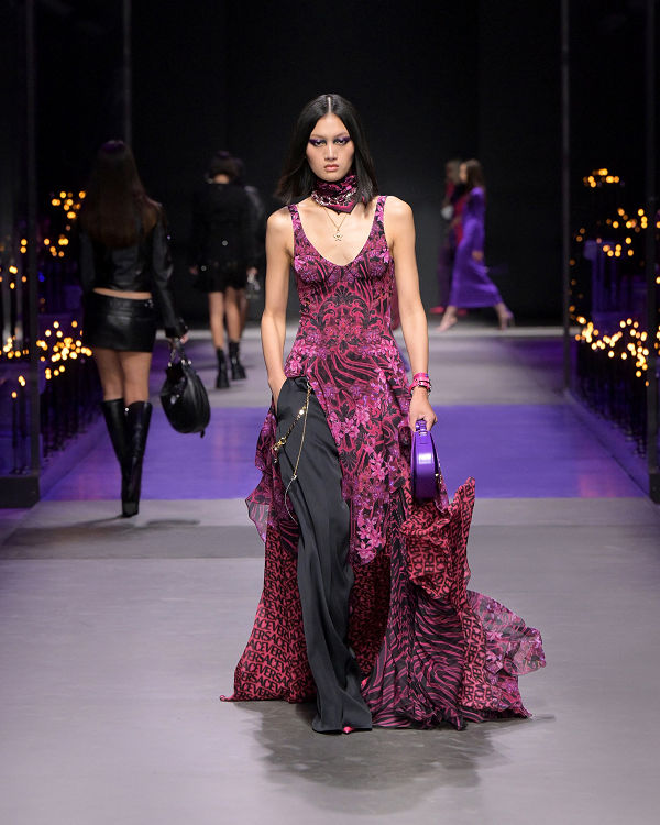 Versace SS 23 - Milano Fashion Week - uncategorized-en - Versace SS 23 heroine is a dark gothic goddess. That's the woman in mind this season.