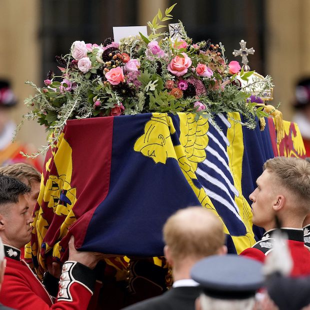 II. Erzsébet koporsóján elhelyezett virágok jelentése - minden-mas - Lehet, hogy sokan gondolkodtatok azon, hogy mi lehet a II. Erzsébet koporsóján elhelyezett virágok jelentése.