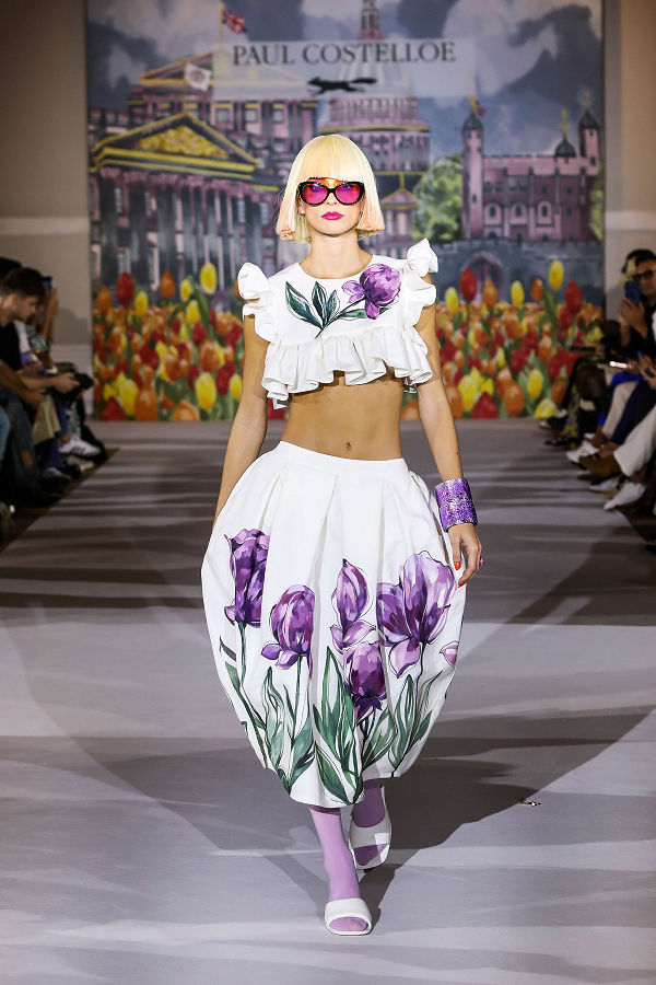 Paul Costelloe a Londoni Divathéten mutatta be új kollekcióját - uncategorized-hu, london-fashion-week, fashion-week, ujdonsagok - Paul Costelloe a London Fashion Week, azaz a Londoni Divathét első napján mutatta be 2023-as tavasz-nyári kollekcióját.