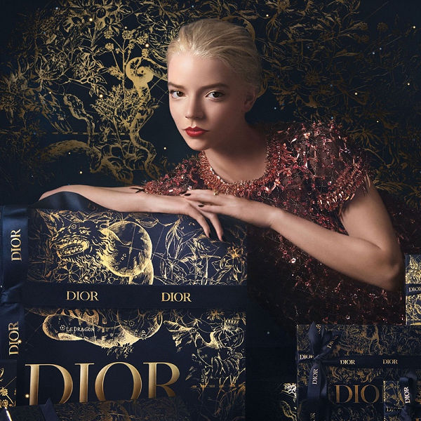 Anya Taylor-Joy elbűvölő a Dior karácsonyi kampányában - beauty-szepsegapolas - Új Dior Holiday 2022 karácsonyi kampány