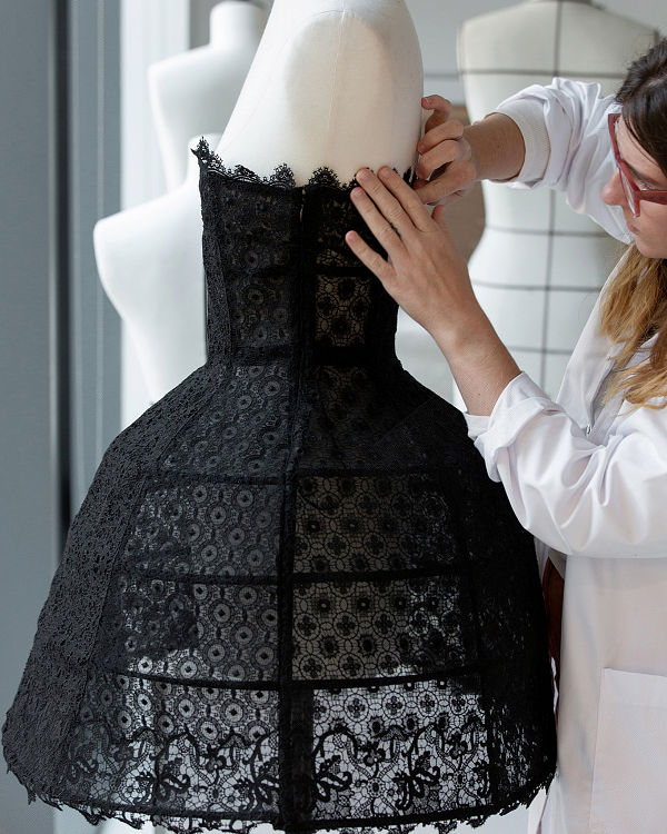 Így készült a Dior show díszlete - fashion-week, ujdonsagok - Így készült a a Párizsi Divathéten bemutatott 2023-as tavaszi-nyári Christian Dior kollekció káprázatos díszlete